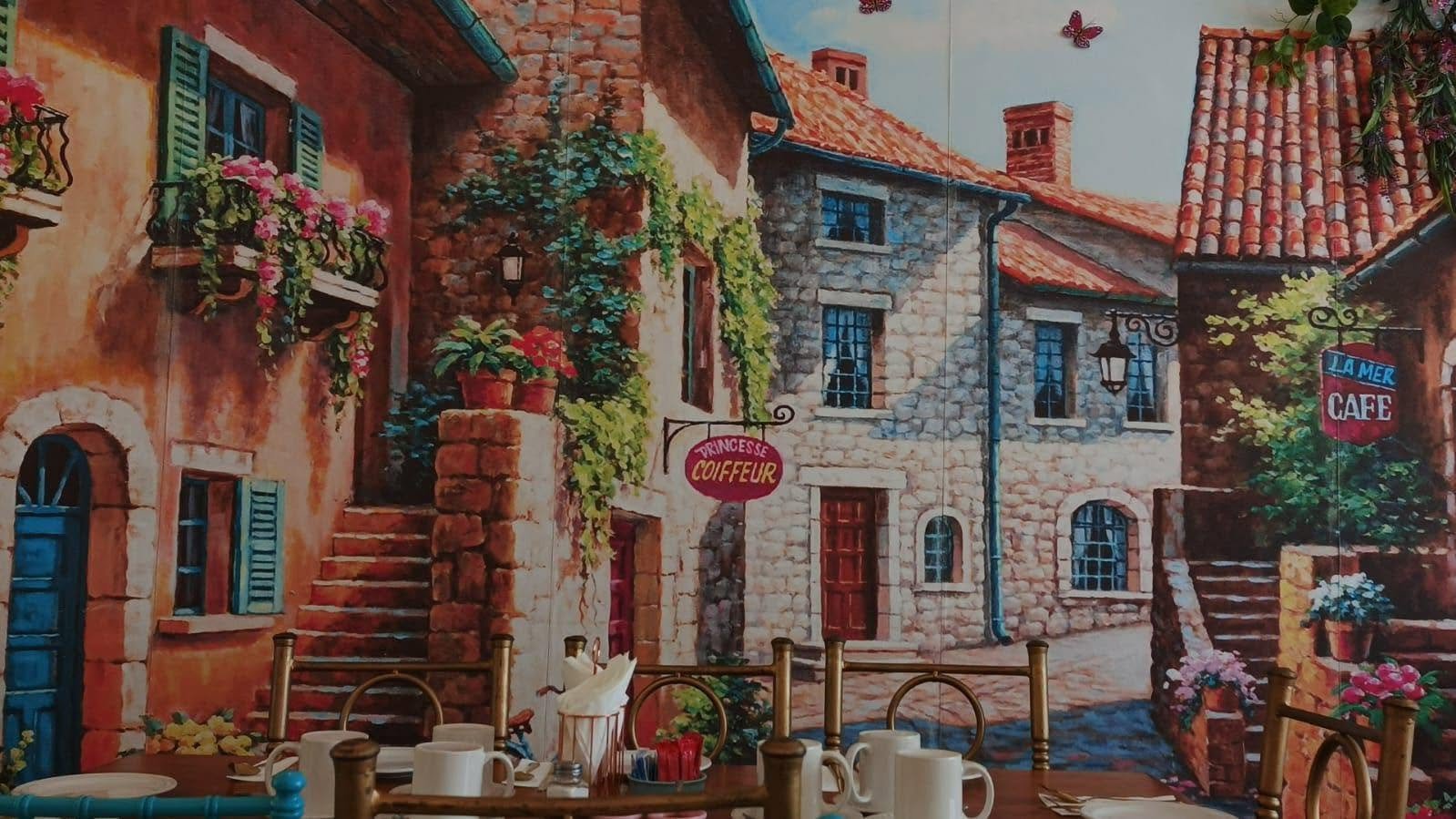 Interior acogedor del restaurante María del Alma con mesas dispuestas para el desayuno